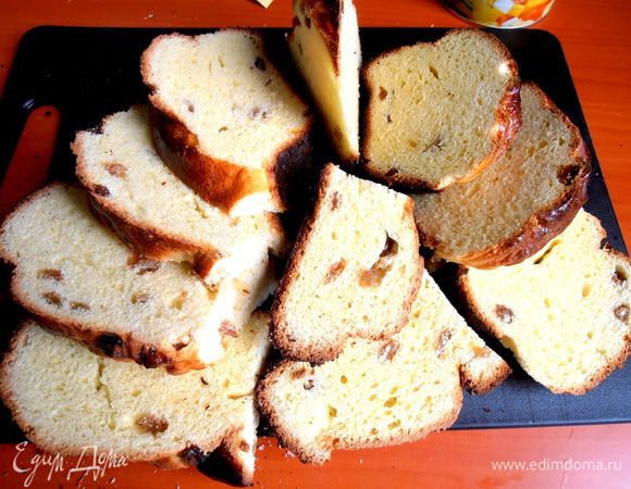 Нарежем сначала кулич на ломти...Так как он не совсем зачерствел,делается это без проблем!