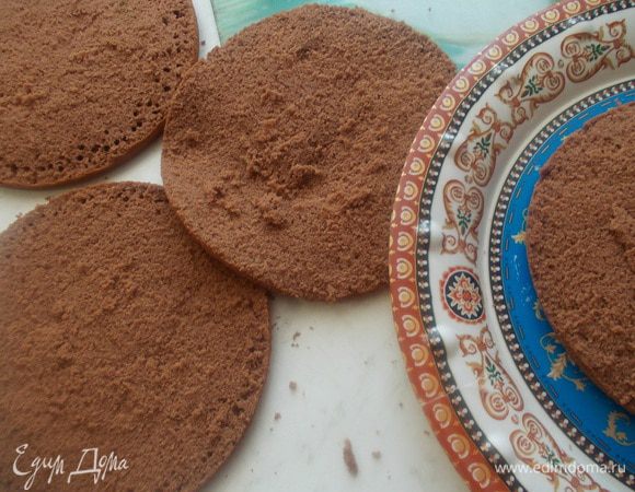 Коржи остудить и разрезать их вдоль. Получаем 4 коржа.