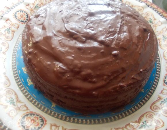 Смазываем коржи кремом и украшаем по желанию. Торт получается очень мягкий и не сухой,по этому не нуждается в дополнительной пропитке.