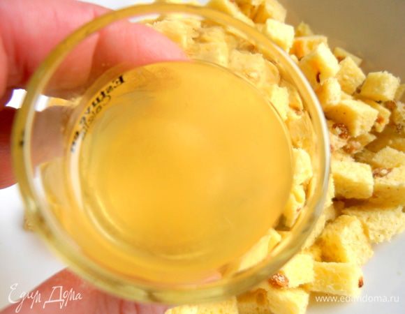 Кубики из кулича можно сбрызнуть любым алкоголем...Я пропитала домашним Лимончелло.