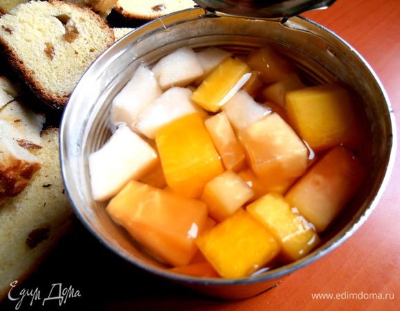 Не хватает каких-либо фруктов...Я открыла из запасов баночку "экзотического коктейля" из папайи,ананаса,гуавы...Да-да,тот самый,который присутствовал и в Гурьевской каше!