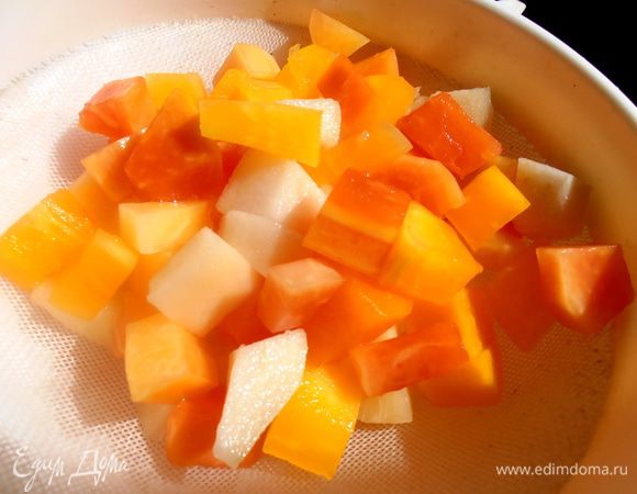 Обязательно дать стечь сиропу,откинув весь состав на сито!