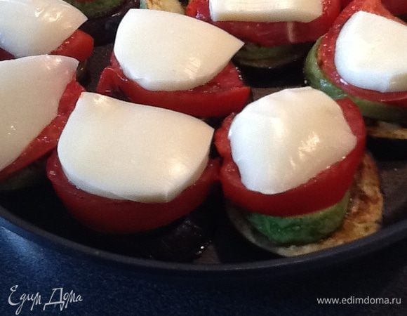 Кружочками на растительном масле обжарить овощи. Подсолить.