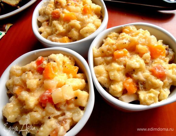 Распределяем по порционным формочкам,смазанным сливочным маслом.