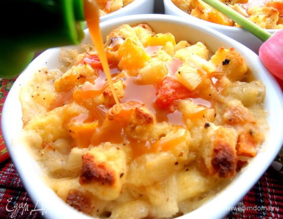 Сверху я решила полить карамельным соусом (младший сын любит по утрам им творог полить!).