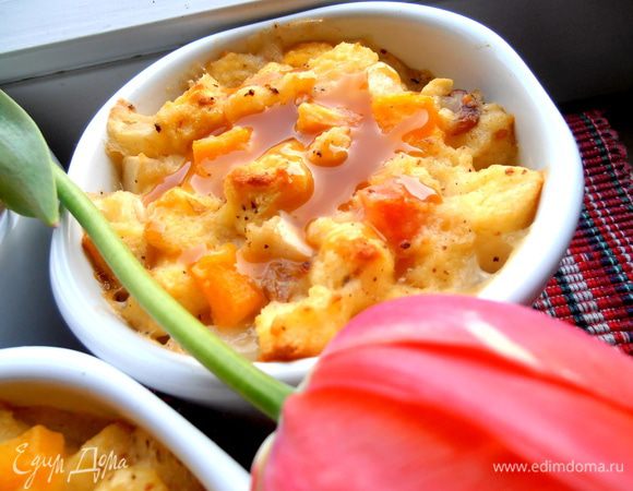 Подаём в тёплом виде в формочках. Керамика долго держит тепло...