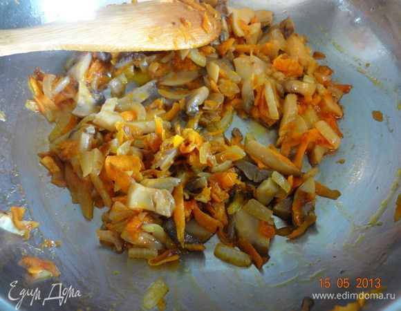 Добавляем к овощной смеси 1 ст. л. томатной пасты и тушим еще пару минут.