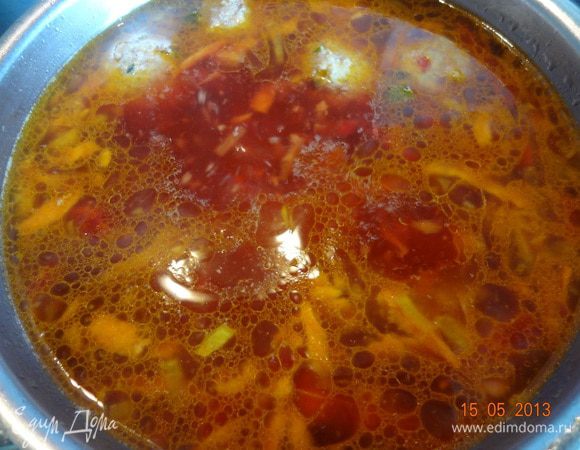 Добавляем зажарку в бульон, даем закипеть, солим, делаем самый слабый огонь и оставляем суп томиться 40-45 минут под крышкой.