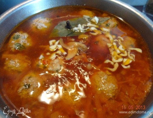 За 10 минут до готовности положить в суп пару лавровых листиков, несколько горошин черного перца, мелко порезанный чеснок и лимонный сок. Через 10 минут отключаем огонь, оставляем суп настояться 30-40 минут, но на следующий день, как правило вкуснее. Подавать со сметаной и ржаным хлебом! 