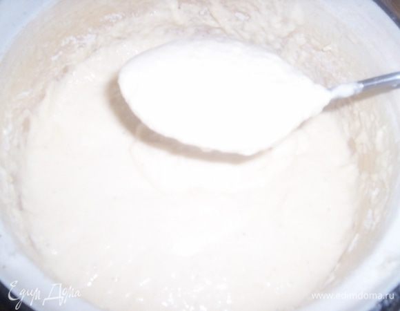 Итак... наливаем в миску минеральную воду, туда же - мацони. Разбиваем яйцо и перемешиваем (только не взбиваем, чтобы не выболтать из минералки газ). Добавляем сахар, соль и соду - после этого когда будете мешать появится довольно интенсивная пена - сода будет гасится кислотой из мацони. Высыпает осторожно кукурузную муку, пшеничную добавляем и следим, чтобы тесто не получалось слишком густым - по консистенции должно быть похоже на очень густую сметану.
Оставляем его расстояться - в идеале на 2 часа.