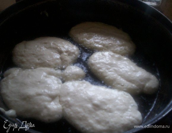 На сковороду наливаем тонким слоем масло. Разогреваем. После чего делаем маленький огонь и выкладываем ложкой наши лепешки. Сыр режем на маленькие кусочки и погружаем кусочки в тесто на сковороде. Закрываем крышкой. лепешки должны не жариться, а пропекаться.