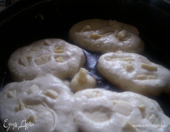 Когда низ лепешек "схватится" - переворачиваем и снова закрываем крышку. Должны получаться - с гладкой, сухой поверхностью, совершенно не жирные. На последней фотографии рядом на тарелочке лежит один "оладушек" - из этого же теста, жареный в масле и лепешки, которые доходили на смазанной маслом сковороде. Надеюсь разницу смогла предеть через фотографию. 