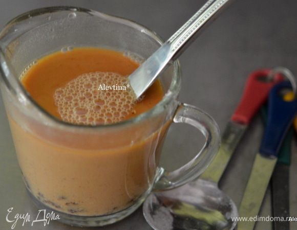 Разогреем духовку на 180 гр.
В кулинарный пакет выложим муку, затем выльем домашний или покупной куриный соус или подливу. Перемешаем. (У меня покупная подлива сухая, смешанная с водой.) 