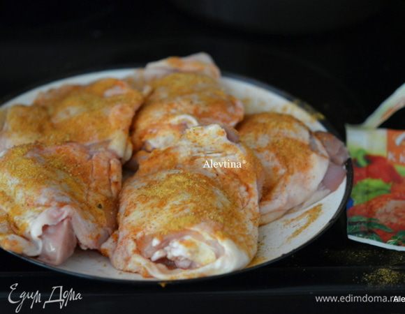 Куриные бедрышки посолим и поперчим по вкусу. Обсыпаем прованскими травами или специями для курицы.