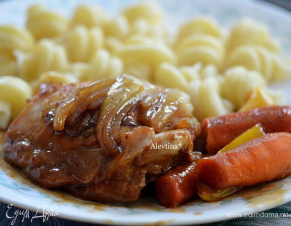 Осторожно откроем пакет. Куриные кусочки с овощами и соусом большой ложкой выкладываем на тарелку с гарниром. Приятного аппетита.