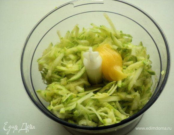 Кабачки натереть на терке, положить в блендер, добавить мед и яблочный сок