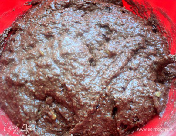 Добавить мучную смесь к кабачковой массе, перемешать. Добавить 2 ст.ложки орехов и измельченный шоколад.