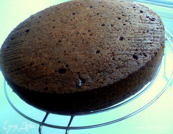 Форму Ф-20 см застелить бумагой для выпечки, смазать маслом, вылить тесто. Выпекать при температуре 180 градусов 40-45 минут.Готовый бисквит охладить на решетке и разрезать на две части.