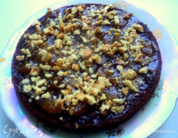 Смазать нижний корж абрикосовым джемом, посыпать орехами. Сверху положить второй корж.