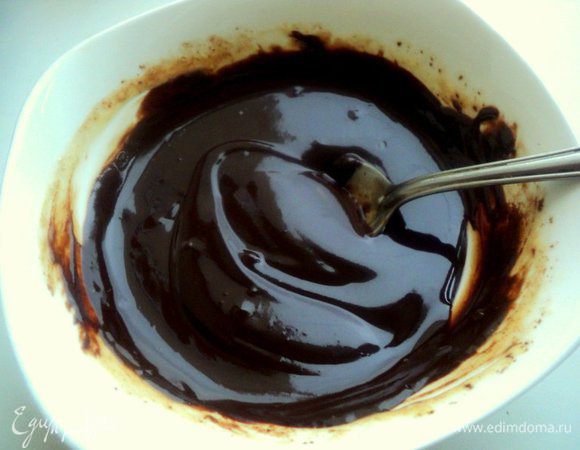 Из какао, сахара, растительного масла сварить глазурь.