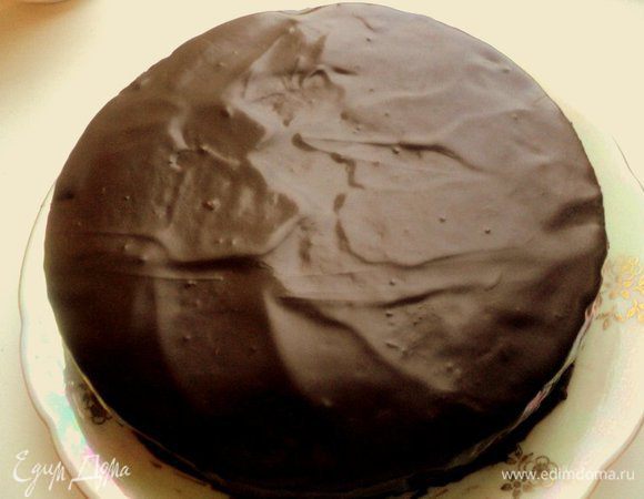 Покрыть торт глазурью, проставить в холодильник на 30 мин для застывания. 