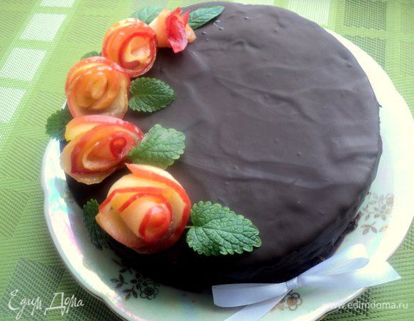 Свернуть из пластинок яблока розочки и украсить торт.