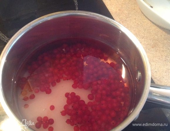 Воду ,сахар и ягоды закипятить.
