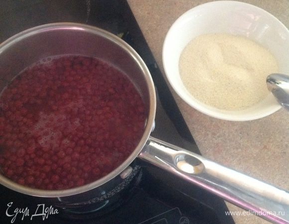 Всыпать манку и варить как обычно варим кашу.Добавить по вкусу ванилин.