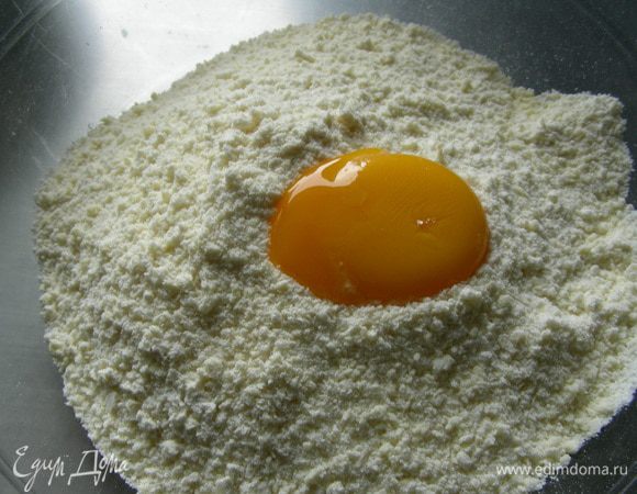 Добавляем желтки и воду и быстро замешиваем гладкое тесто. 
