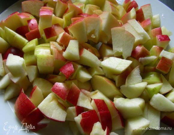 Яблоки режем кубиками.