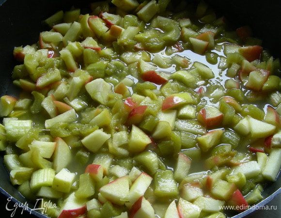 В сотейнике растапливаем масло, добавляем яблоки и ревень, сахар и специи (у меня ванильный сахар и имбирь) и готовим 5-7 минут до мягкости фруктов. Даем немного остыть. Фрукты могут выделить сок, в таком случае лучше откинуть готовую начинку на сито. 

