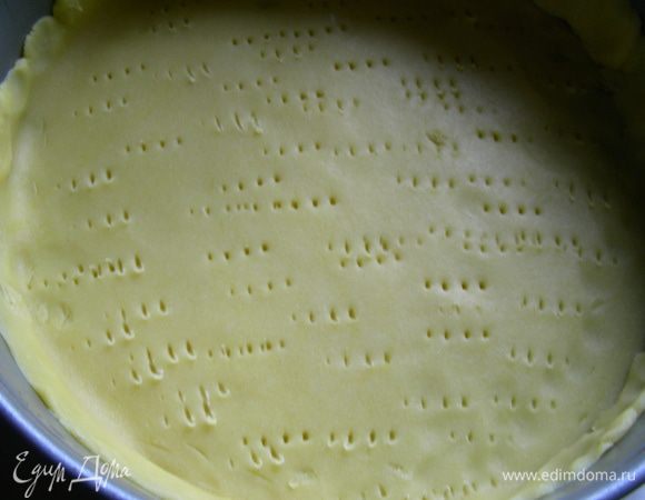 Тесто разделяем на 2 части и раскатываем каждую немного больше диаметра формы (у меня 26 см). Половину теста переносим в форму, распределяем по дну и делаем средние бортики.
