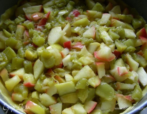 Выкладываем фруктовую начинку.
