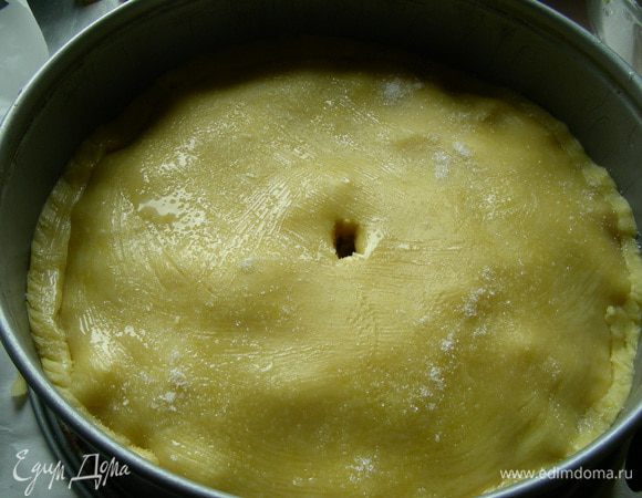 Накрываем второй половиной теста. Защипываем края. В центре делаем небольшое отверстие, чтобы при выпекании выходил пар. Смазываем его слегка взбитым яйцом и присыпаем сахаром. Выпекаем в духовке 180 гр минут 35-40. 
