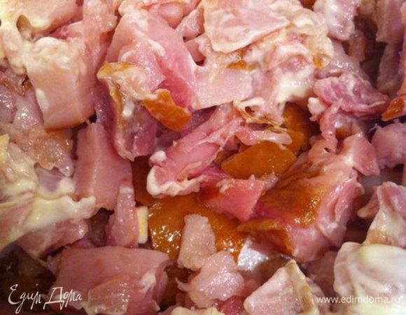 Все ингридиенты выкладываются слоями, каждый слой смазываем майонезом. 

1-й слой - копченый окорочок