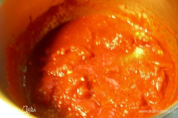 Разогреваем духовку до 200 гр. Для соуса смешиваем томаты, 1 ст.л. оливкового масла, мелко порубленный чеснок, орегано, соль и перец по вкусу. Помещаем смесь в соейник и готовим на маленьком огне минут 10, периодически помешивая, до загустения.
