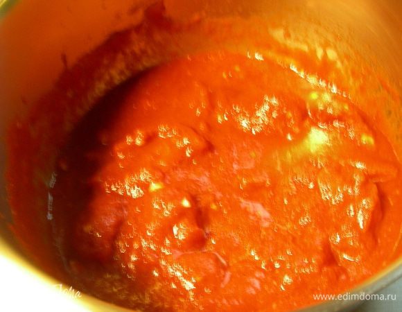 Разогреваем духовку до 200 гр.  Для соуса смешиваем томаты, 1 ст.л. оливкового масла, мелко порубленный чеснок, орегано, соль и перец по вкусу. Помещаем смесь в соейник и готовим на маленьком огне минут 10, периодически помешивая, до загустения.

