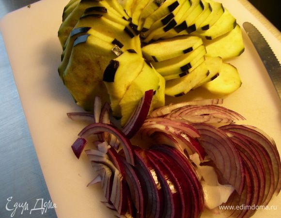 Баклажан режем кружочками, лук полукольцами.  