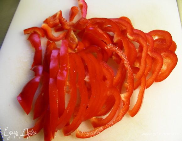 Перец - тонкими полосками.
