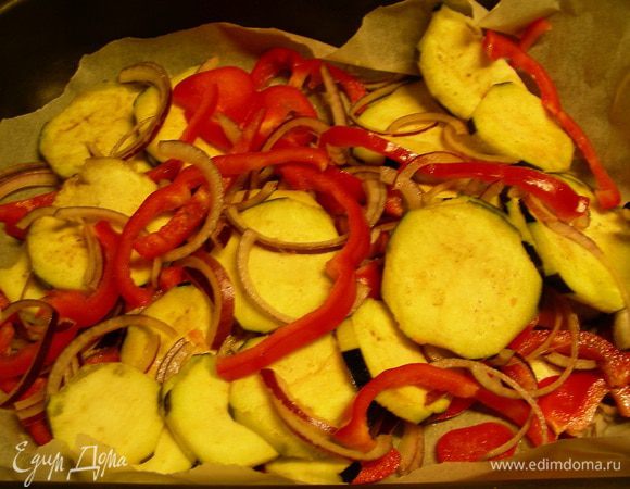 Баклажан, лук и перец перемешиваем с 1 ст.л. оливкового масла, солью и перцем по вкусу. Выкладываем в форму и запекаем в духовке 10 минут.
