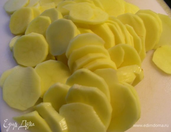 Картофель чистим и режем тонкими кружочками.

