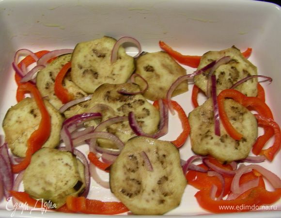 Теперь в форме для запекания (можно дно немного смазать маслом) начинаем выкладывать слоями. Смесь баклажана и перца. 
