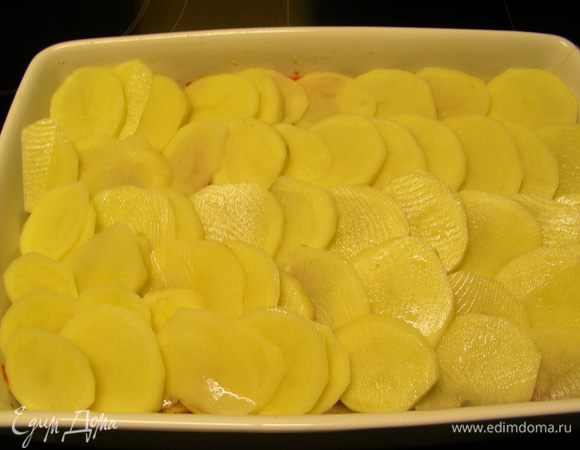 Повторяем слои (у меня получилось 2 раза). Последний слой - картофель. И заканчиваем щедрым слоем соуса. Накрываем фольгой и отправляем в духовку на 45-50 минут до готовности картофеля. По истечении половины времени убираем фольгу и даем блюду подрумяниться. 

