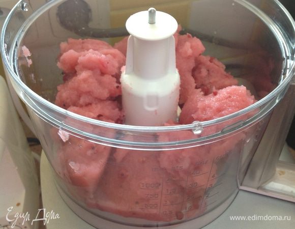 Взбиваем  до блеска. Рекомендую взбивать мусс пластмассовой насадкой, металлическая дает неприятный привкус продукту. 