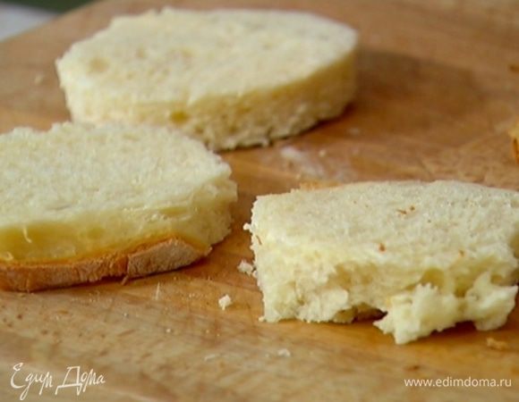 С хлеба срезать корку или вырезать из хлебного мякиша кондитерским кольцом кружки и натереть их с двух сторон чесноком.