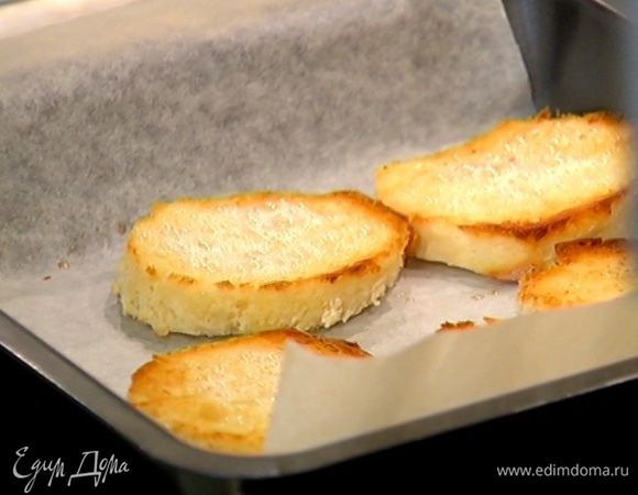 Поджарить хлеб в разогретой духовке или под грилем.