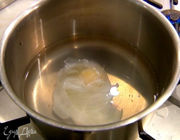 Вскипятить 500 мл воды, влить уксус, с помощью венчика сделать маленький водоворот и в центр воронки разбить яйцо. Убавить огонь и варить 1–2 минуты, затем выложить яйцо на бумажное полотенце. Так же приготовить остальные яйца.