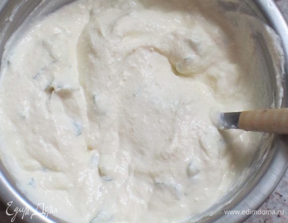 Базилик порубить и смешать с рикоттой, пармезаном (100 г), яйцом. Посолить,поперчить,хорошо перемешать.