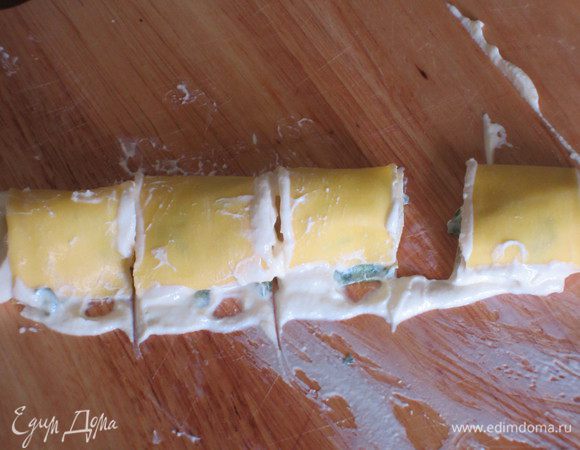 На листья лазаньи нанести начинку, свернуть рулетиком и разрезать на 4 части.