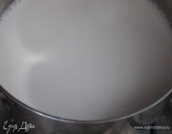 Соус Бешамель: Молоко слегка подогреть. 